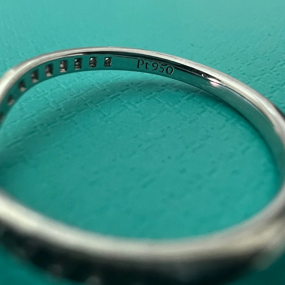 Beautiful V ring